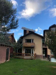 uma casa com um telhado no topo de um quintal em Villa Catedral em San Carlos de Bariloche