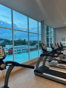 un gimnasio con equipo cardiovascular frente a una gran ventana en WMN Studio Valleysuite @ Mahkota Valley, en Kuantan