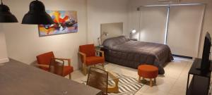 布宜諾斯艾利斯的住宿－San Telmo apartment，卧室配有一张床和一张桌子及椅子