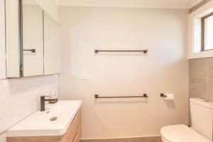 ein Bad mit einem Waschbecken und einem WC in der Unterkunft Eliza Lee 2 50 Gippsland Street in Jindabyne