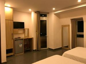 Postel nebo postele na pokoji v ubytování Tuyet Son Hotel