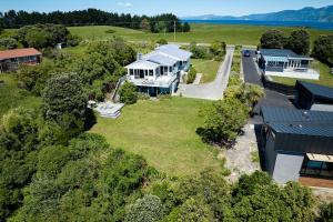 una vista aérea de una casa con un gran patio en Views on Scarborough en Kaikoura