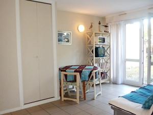 een eetkamer met een tafel en een raam bij Appartement Pyla-sur-Mer, 2 pièces, 4 personnes - FR-1-420-47 in Pyla-sur-Mer