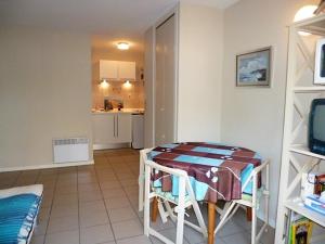 een woonkamer met een tafel en een keuken bij Appartement Pyla-sur-Mer, 2 pièces, 4 personnes - FR-1-420-47 in Pyla-sur-Mer