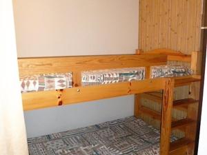 drewnianym łóżkiem piętrowym w niewielkim pokoju w obiekcie Appartement Pyla-sur-Mer, 2 pièces, 4 personnes - FR-1-420-47 w mieście Pyla-sur-Mer
