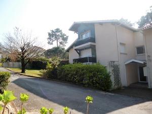 a white house with a driveway in front of it at Appartement Pyla-sur-Mer, 2 pièces, 4 personnes - FR-1-420-47 in Pyla-sur-Mer