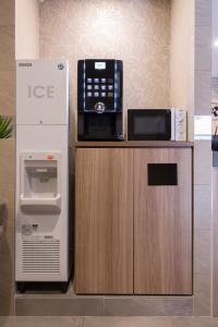 een magnetron op een aanrecht naast een koelkast bij Hotel Reference Reisen in Fukuoka