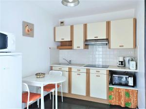 Kuchyň nebo kuchyňský kout v ubytování T1 moderne et lumineux avec terrasse et parking ! - FR-1-555-70