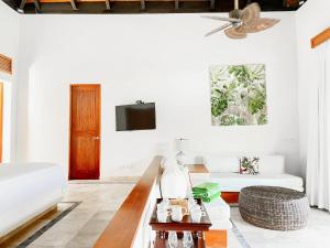 uma sala de estar com um sofá e uma mesa em Ileverde 03 - Sun loungers Bungalow em Punta Cana