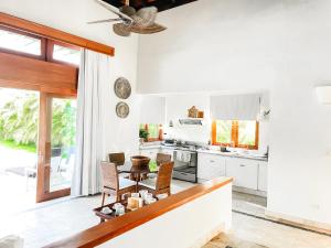 uma cozinha com mesa e cadeiras num quarto em Ileverde 03 - Sun loungers Bungalow em Punta Cana