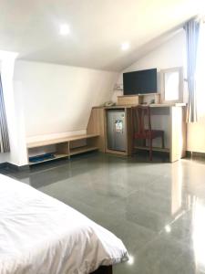 Postel nebo postele na pokoji v ubytování Tuyet Son Hotel