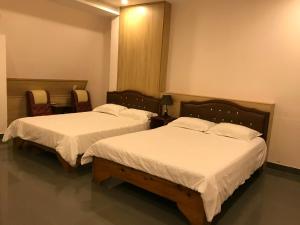 Postel nebo postele na pokoji v ubytování Tuyet Son Hotel