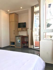Postel nebo postele na pokoji v ubytování Tuyet Son Hotel