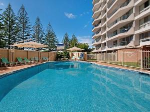 une grande piscine en face d'un bâtiment dans l'établissement Solnamara - Hosted by Burleigh Letting, à Gold Coast