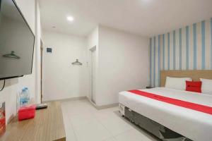 Tempat tidur dalam kamar di RedDoorz Plus @ Cemara Asri Medan