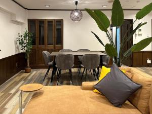 札幌市にあるLIT’S INN Sapporoのソファとテーブルのあるリビングルーム