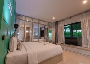 Giường trong phòng chung tại Tiny Krabi Hotel +57 ảnh
