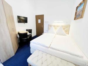 una camera d'albergo con letto e sedia di Boardinghouse Köln a Colonia