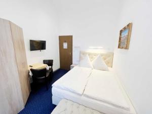 a hotel room with a bed and a desk at Boardinghouse Köln in Cologne