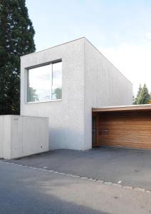 uma casa branca com uma grande garagem em Ferienhaus S11 Lustenau em Lustenau