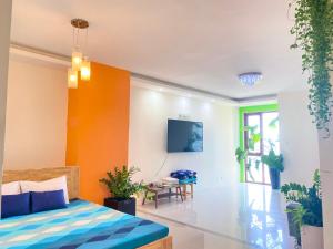 um quarto com paredes em tons de laranja e branco e uma cama em Homestay Vung Tau - zozo 173 em Vung Tau