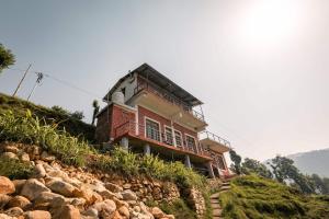 考萨尼Odyssey Stays Kausani的山顶上岩石的房子