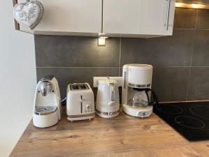 grupa urządzeń siedzących na ladzie w kuchni w obiekcie Le Repaire w mieście La Mongie