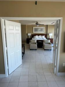 1 dormitorio con 1 cama, 1 mesa y 2 sillas en 3/3 Condo on Texas Motor Speedway, en Fort Worth