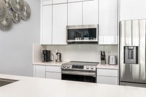 AMAZING 2BR 2BA NEWLY RENO BEACHFRONT APT W/BEACH VIEW的厨房或小厨房