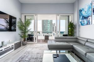 好莱坞AMAZING 2BR 2BA NEWLY RENO BEACHFRONT APT W/BEACH VIEW的带沙发和桌子的客厅