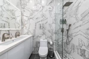 AMAZING 2BR 2BA NEWLY RENO BEACHFRONT APT W/BEACH VIEW的一间浴室