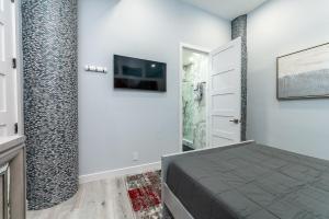 AMAZING 2BR 2BA NEWLY RENO BEACHFRONT APT W/BEACH VIEW的电视和/或娱乐中心