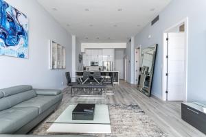 AMAZING 2BR 2BA NEWLY RENO BEACHFRONT APT W/BEACH VIEW的休息区