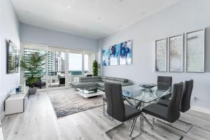 AMAZING 2BR 2BA NEWLY RENO BEACHFRONT APT W/BEACH VIEW的休息区