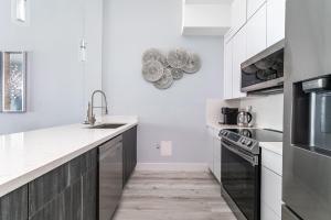 AMAZING 2BR 2BA NEWLY RENO BEACHFRONT APT W/BEACH VIEW的厨房或小厨房