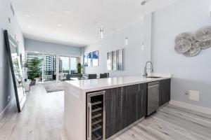 好莱坞AMAZING 2BR 2BA NEWLY RENO BEACHFRONT APT W/BEACH VIEW的相册照片