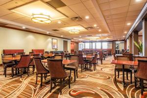 une grande salle à manger avec des tables et des chaises dans l'établissement Wyndham Omaha Hotel - West Dodge, à Omaha