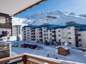een uitzicht op een hotel met een met sneeuw bedekte berg bij Appartement Val Thorens, 4 pièces, 6 personnes - FR-1-637-28 in Val Thorens