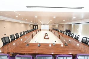 a large conference room with a large table and chairs at Balıkesir Öğretmenevi in Çayirhisar