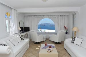 Televiisor ja/või meelelahutuskeskus majutusasutuses Caldera View Private Villa