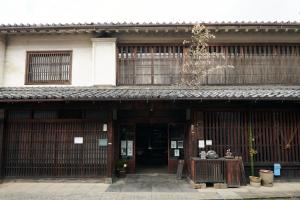 un edificio asiático con una puerta y un edificio en RITA Izumo Hirata, en Izumo