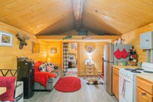Η κουζίνα ή μικρή κουζίνα στο 1 Bd. Deluxe Log DRY Cabin| Views Northern Lights!