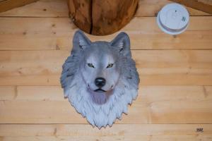 uma pintura de uma cabeça de lobo numa parede em 1 Bd Deluxe Log Cabin View Northern Lights em Fairbanks