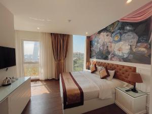 um quarto com uma grande pintura na parede em Pusan Halong Hotel em Ha Long