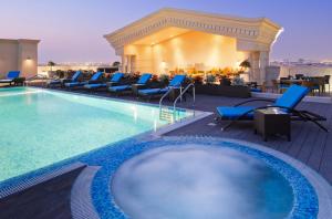 La pileta dentro o cerca de Warwick Doha