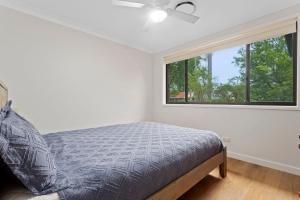 ビンセンチアにあるFamily Tides Beach Escapeのベッドと窓のある寝室