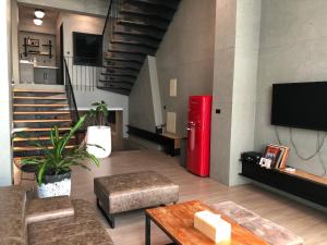 un soggiorno con frigorifero rosso e tavolo di 墾丁恆春包棟 l 洛夫特Looft民宿 a Città Vecchia di Hengchun