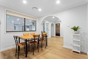 ビンセンチアにあるFamily Tides Beach Escapeのテーブルと椅子のあるダイニングルーム +3枚の写真