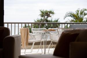een tafel en stoelen op een balkon bij The Rocks Resort Unit 2C in Gold Coast