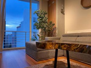 uma sala de estar com um sofá e uma mesa em A view from above the Ekinoks Mall for NightClups em Esenyurt
